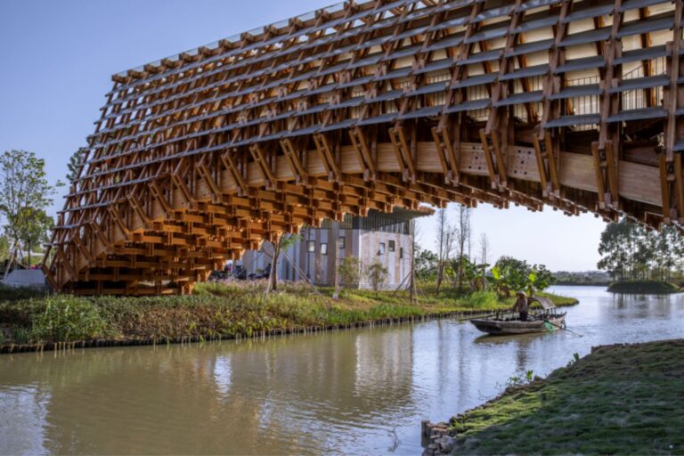 Timber-Bridge-in-Gulou-Waterfront-by-LUO-studio-04 – aasarchitecture
